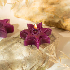 Świeca z wosku pszczelego gwiazdka zdobiona fioletowa