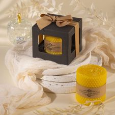 Świeca z węzy pszczelej w ozdobnym opakowaniu