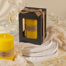 Świeca z węzy pszczelej w ozdobnym opakowaniu