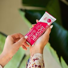 Baton kolagenowy HEXADAY malinowy z biotyną i propolisem w białej czekoladzie bez dodatku cukru 40g