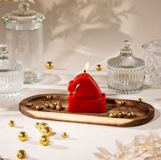 Świeca z wosku pszczelego czapka mikołaja czerwona