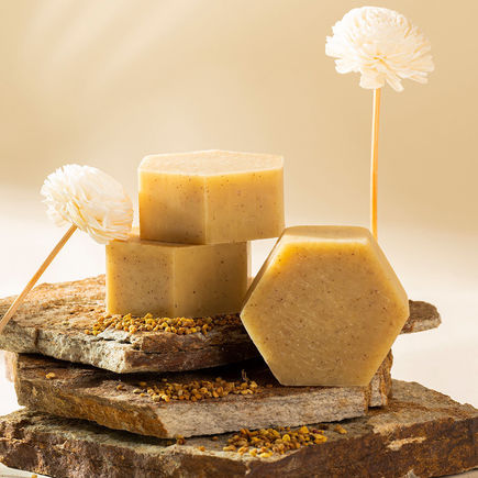 Mydło peelingujące z pyłkiem i miodem komórka 100g