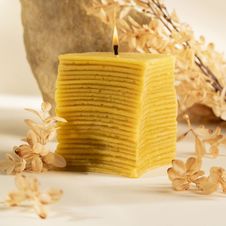 Świeca z wosku pszczelego kostka rzeźbiona