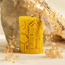 Świeca z wosku pszczelego domek rzeźbiony