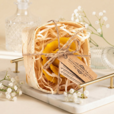 Świeca z wosku pszczelego pakiet róża w łubiance