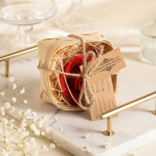 Świeca z wosku pszczelego pakiet czerwona róża w łubiance