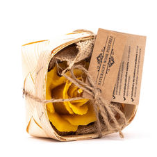 Świeca z wosku pszczelego róża w łubiance