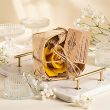 Świeca z wosku pszczelego róża w łubiance