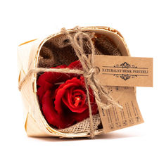 Świeca z wosku pszczelego czerwona róża w łubiance