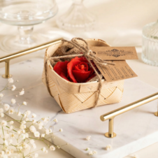 Świeca z wosku pszczelego czerwona róża w łubiance