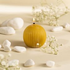 Świeca z wosku pszczelego kula prążki mała