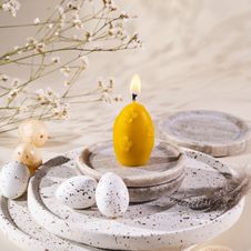 Świeca z wosku pszczelego jajko z kwiatami