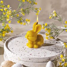 Świeca z wosku pszczelego zajączek uśmiechnięty