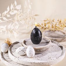 Świeca z wosku pszczelego jajko z kwiatami czarne