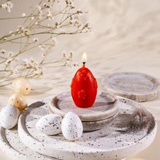 Świeca z wosku pszczelego jajko z kwiatami czerwone