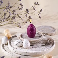 Świeca z wosku pszczelego jajko z kwiatami fioletowe